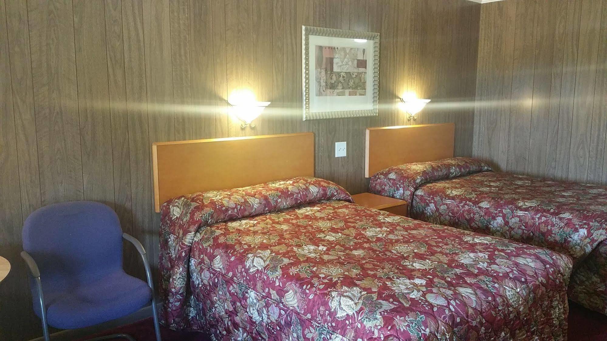 Baker'S Motel Norwich 外观 照片