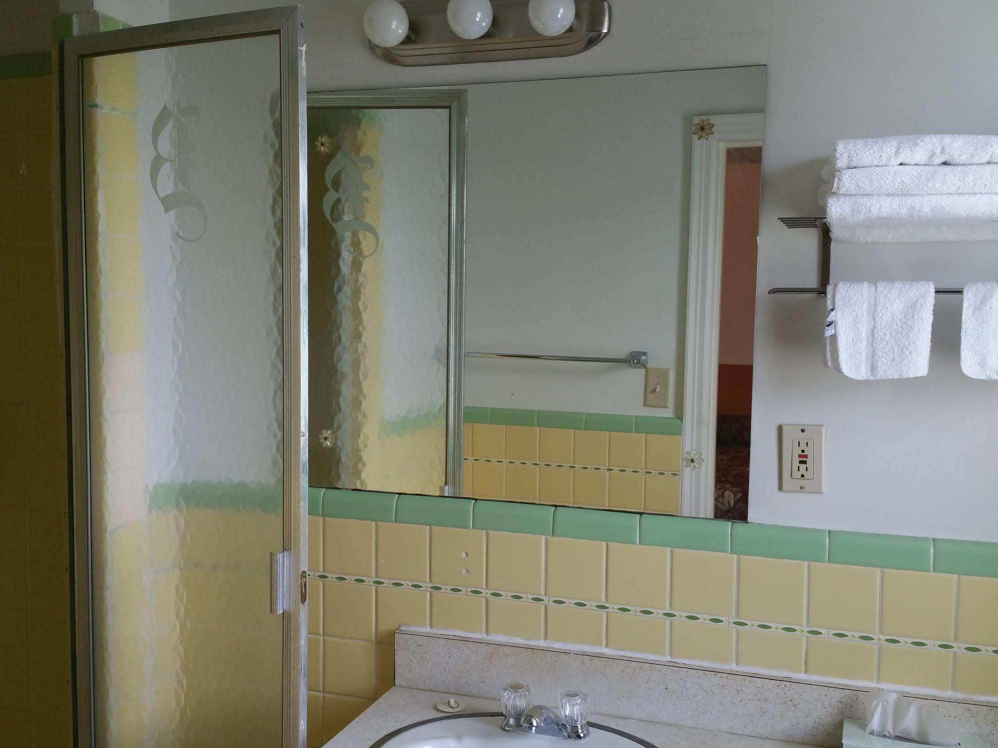 Baker'S Motel Norwich 外观 照片